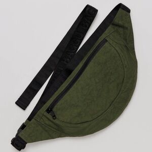 BAGGU Crescent Fanny Pack in Bay Laurel